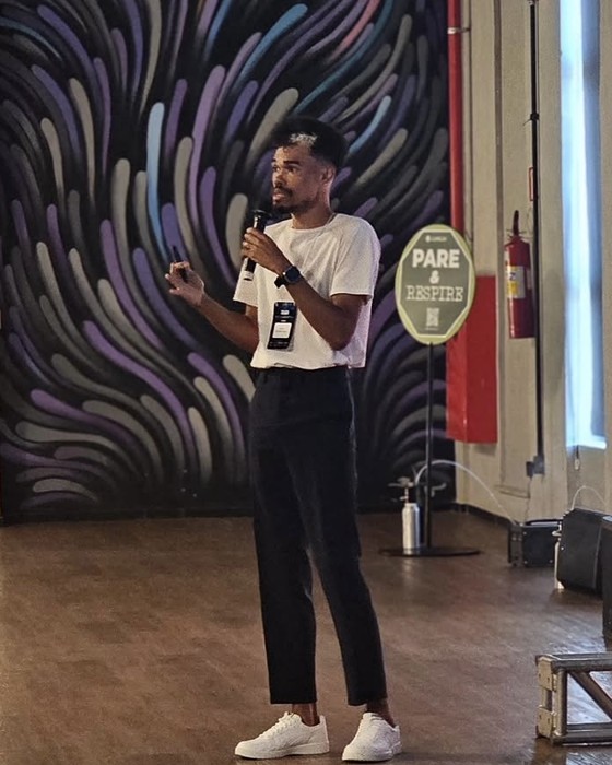 Sávio durante uma palestra